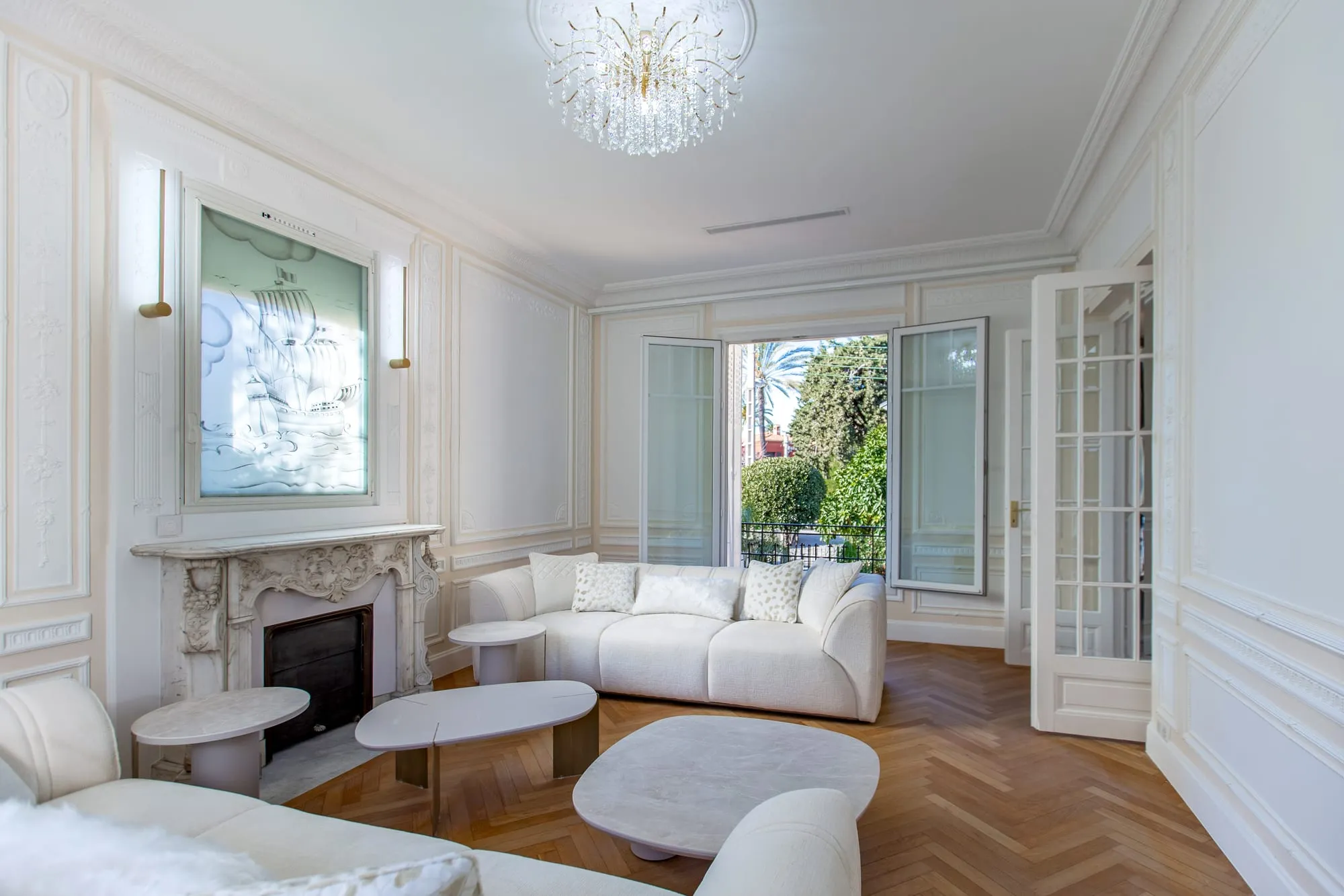 Salon meublé, cheminée en marbre sculpté et parquet point de Hongrie