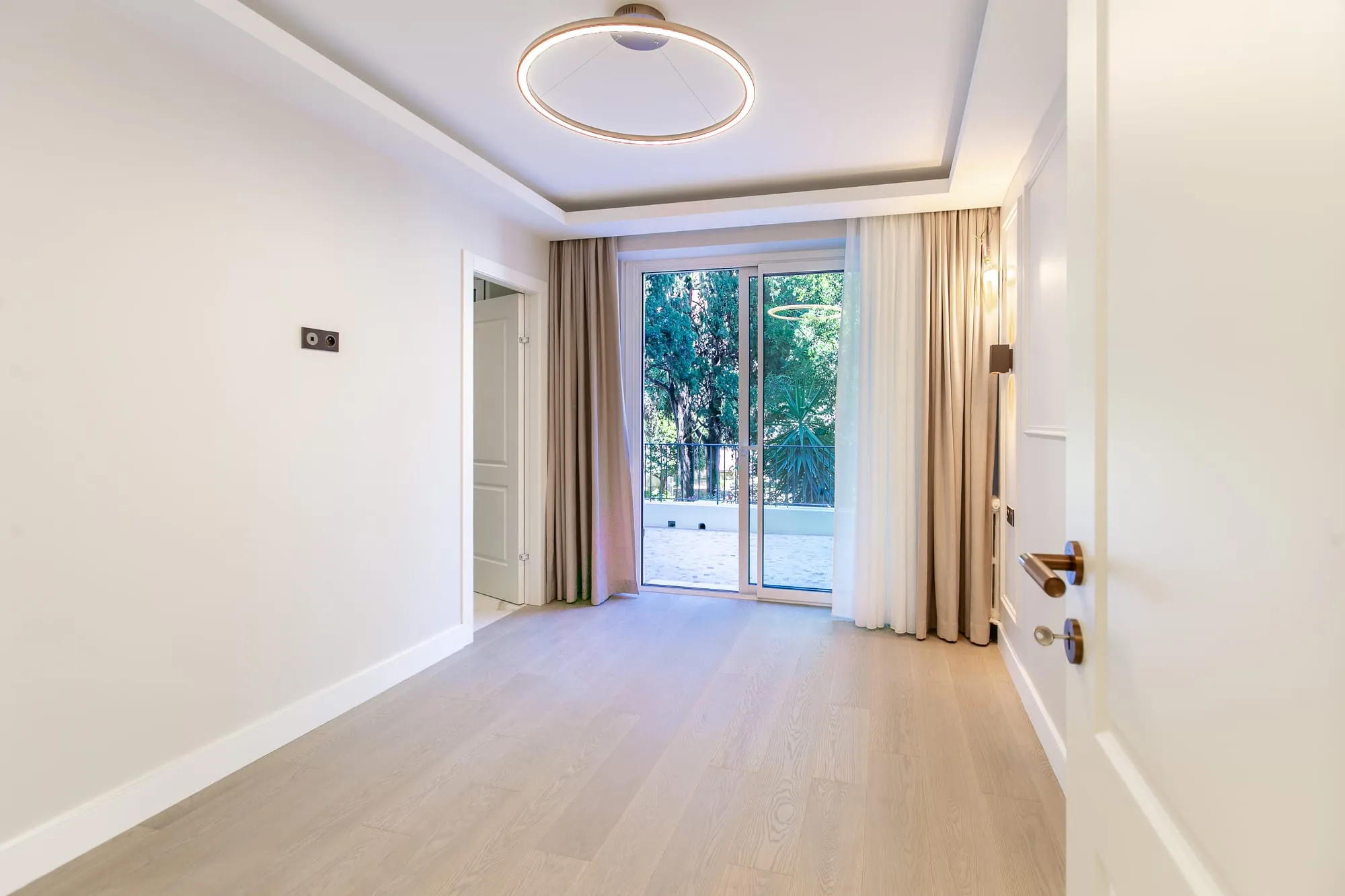 Chambre ouvrant de plain-pied sur une terrasse par une baie vitrée
