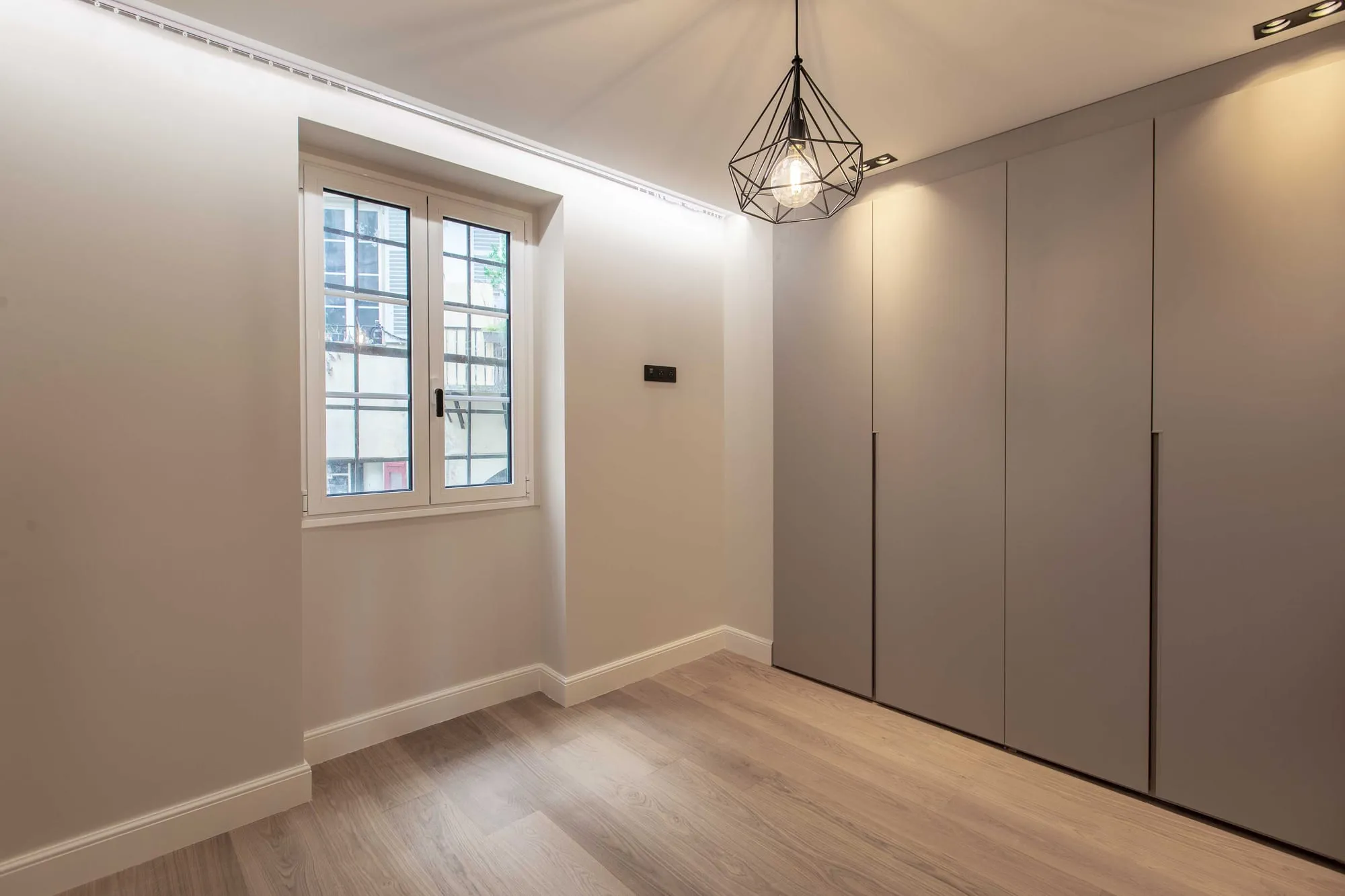 Chambre avec facade de placards sur mesure toute hauteur