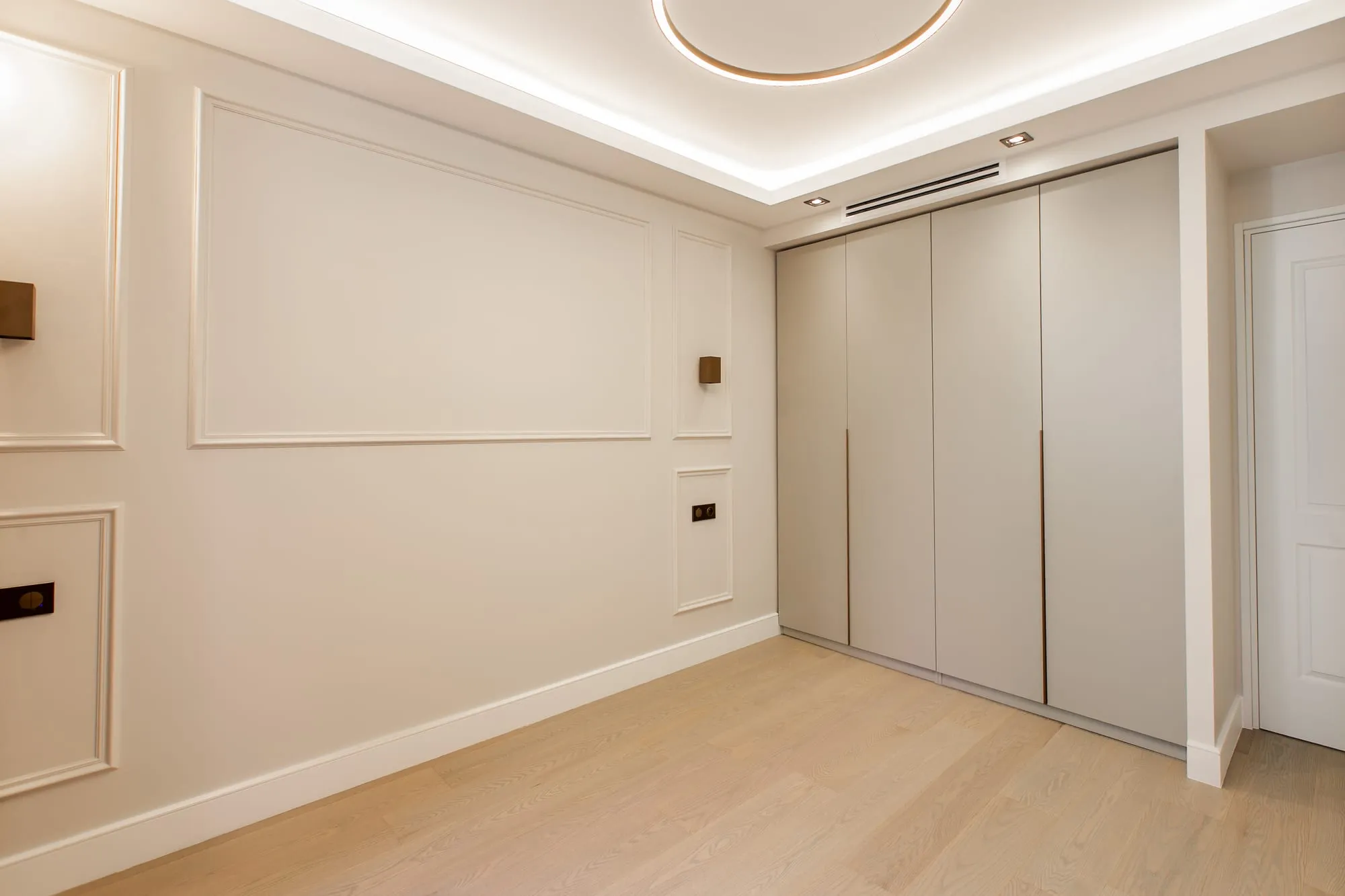 Chambre avec placards intégrés toute hauteur et moulures murales