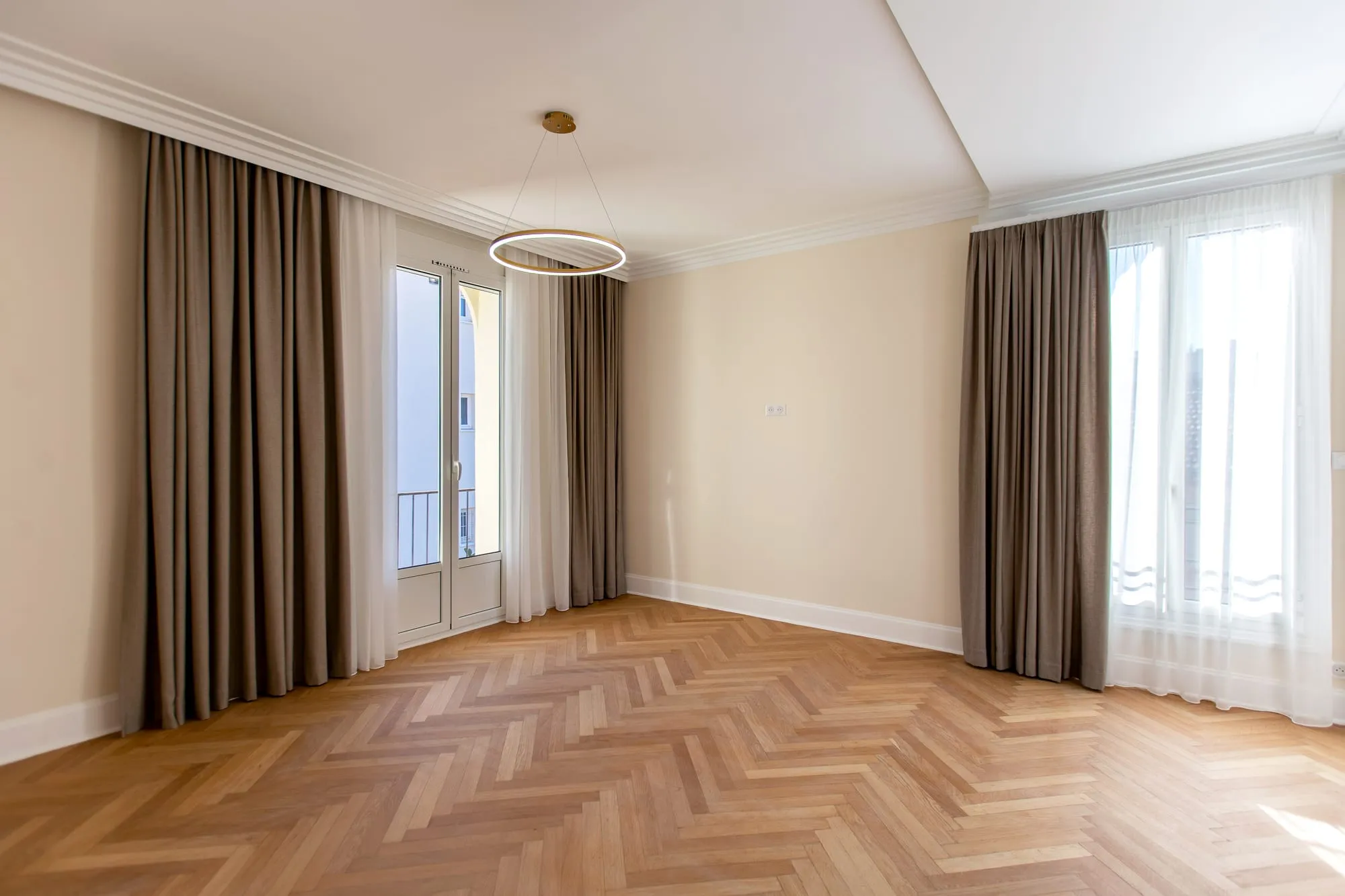 Chambre avec doubles rideaux et parquet point de Hongrie
