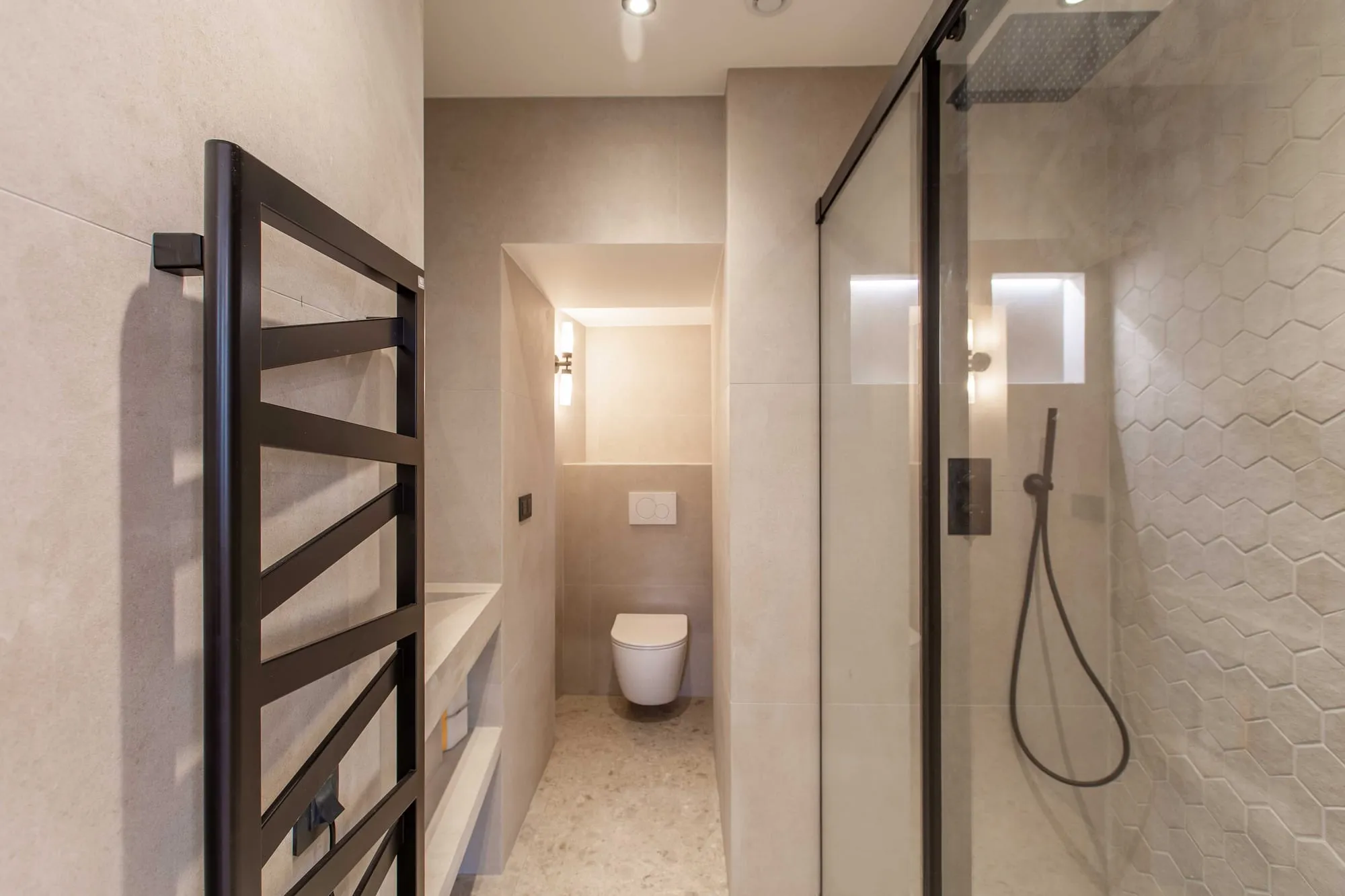 Salle de bains rénovée, douche à l'italienne et faïence hexagonale