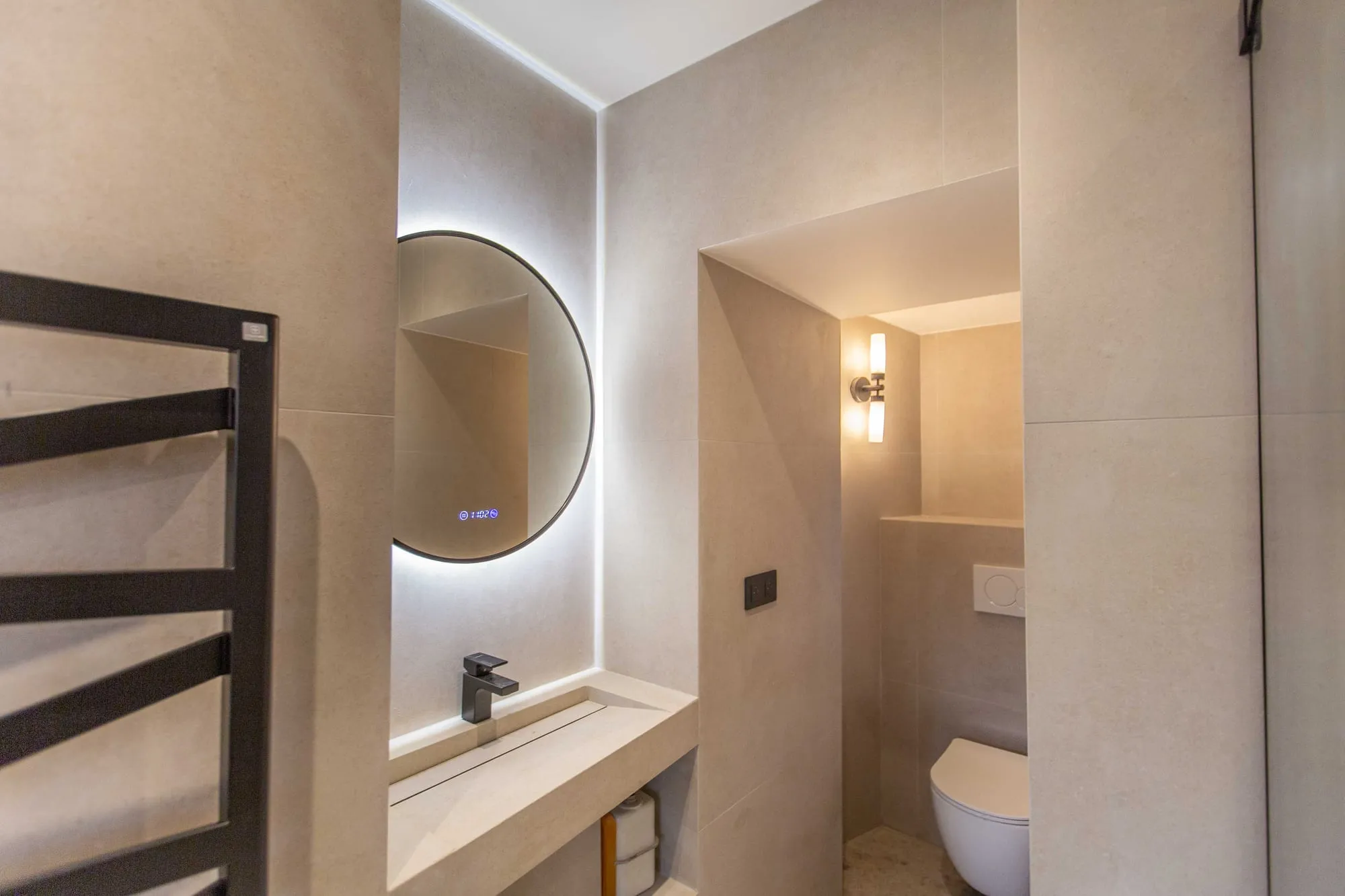 Seconde salle d'eau, niche éclairée et miroir rond rétroéclairé