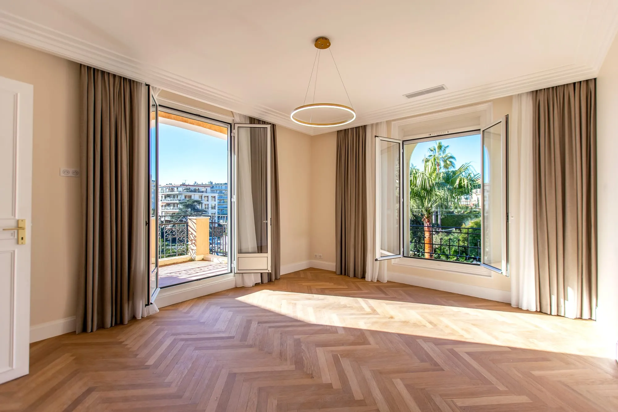 Chambre en angle ouverte par deux baies sur l'extérieur